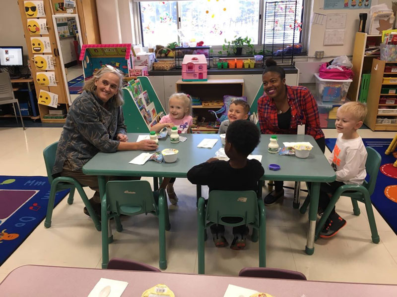 The First Lady having snacks with children in their school